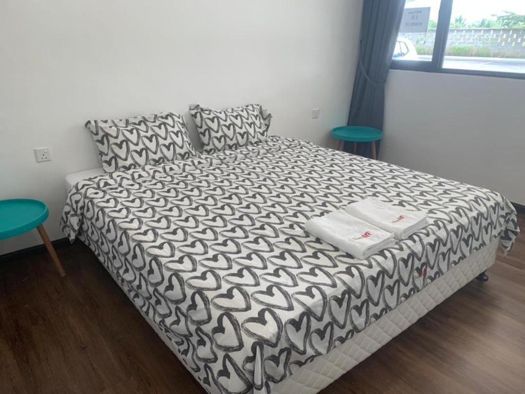 Postel nebo postele na pokoji v ubytování MF Roxy Beach Townhouse Sematan Private Unit L31