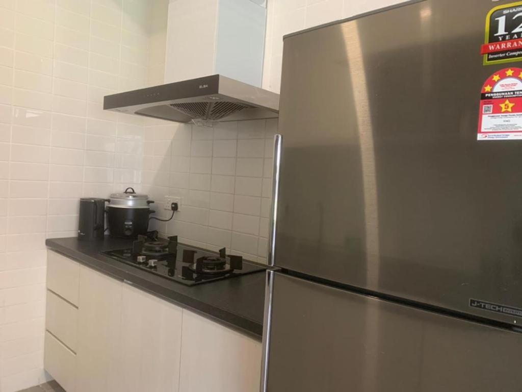 Kuchyň nebo kuchyňský kout v ubytování MF Roxy Beach Townhouse Sematan Private Unit L31