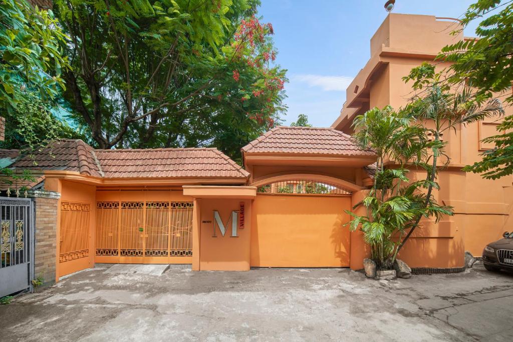 uma casa com um portão e uma garagem em M Village The Tropic em Ho Chi Minh