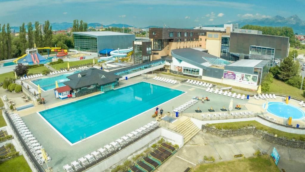 Piscina de la sau aproape de Hotel AquaCity Mountain View