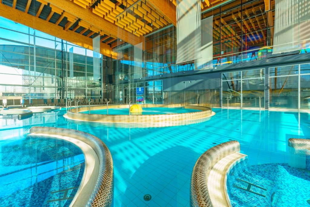 Piscina de la sau aproape de Hotel AquaCity Mountain View