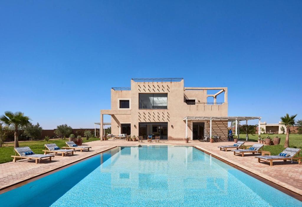 a villa with a swimming pool and a house at Marrakech Villa Dar Belkiss in Tameslouht