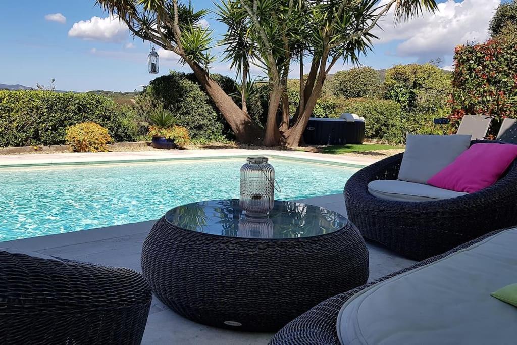 Bazén v ubytovaní Rez de Villa, vue magnifique, piscine chauffée privée, spa villa Les Feuillantines alebo v jeho blízkosti