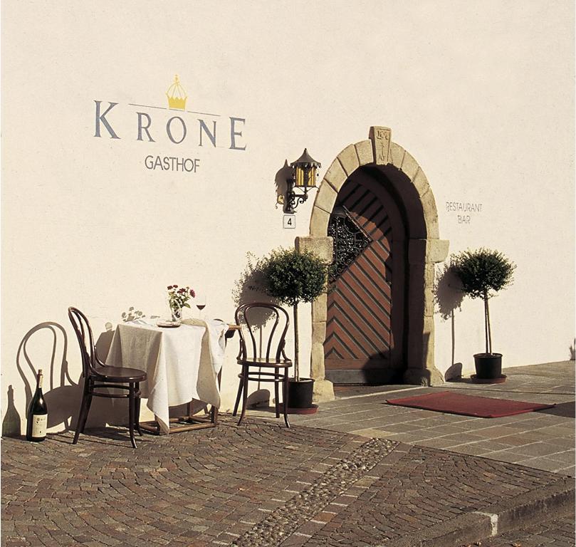 a table and chairs in front of a building at Gasthof zur Krone in Aldino