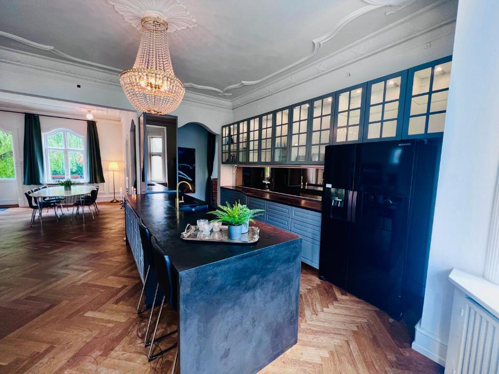 - une grande cuisine avec un îlot noir dans la chambre dans l'établissement Villa Apartment near City Centre, à Bronshoj