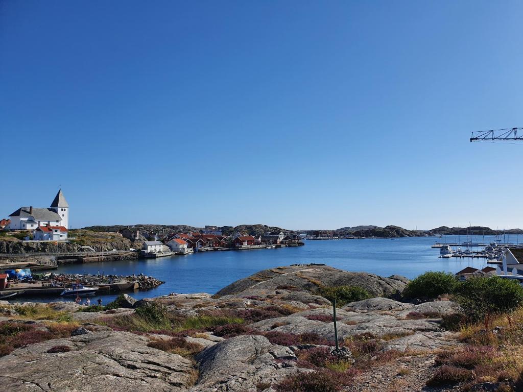 - une vue sur une étendue d'eau avec des bateaux dans l'établissement 50 m till bad i centrala Skärhamn, à Skärhamn
