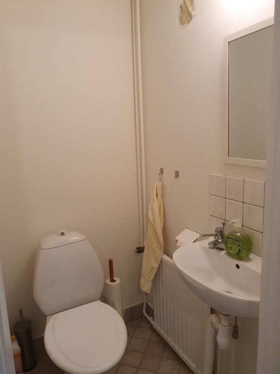 Koupelna v ubytování 50 m till bad i centrala Skärhamn