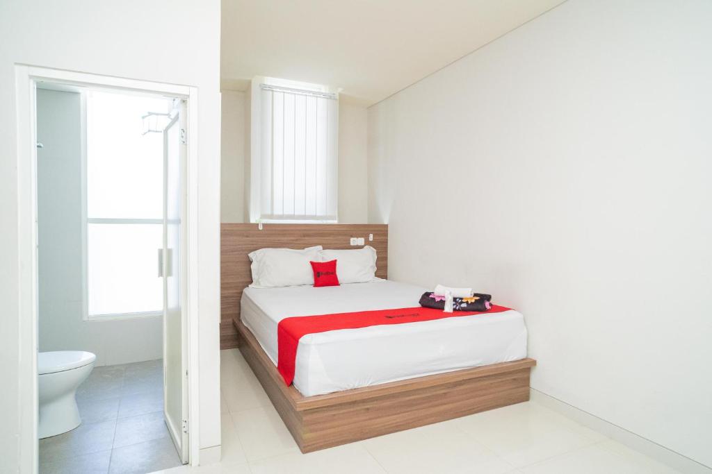 RedDoorz Plus @ Jalan Pemuda Timur Bojonegoro - Deluxe Tweepersoonskamer