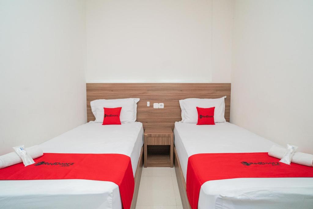 RedDoorz Plus @ Jalan Pemuda Timur Bojonegoro - Tweepersoonskamer Met 2 Aparte Bedden