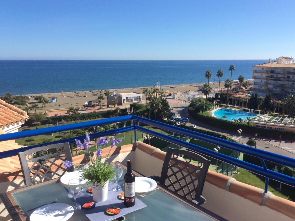 balcón con mesa y vistas al océano en Stunning Penthouse in San Luis de Sabinillas, en San Luis de Sabinillas