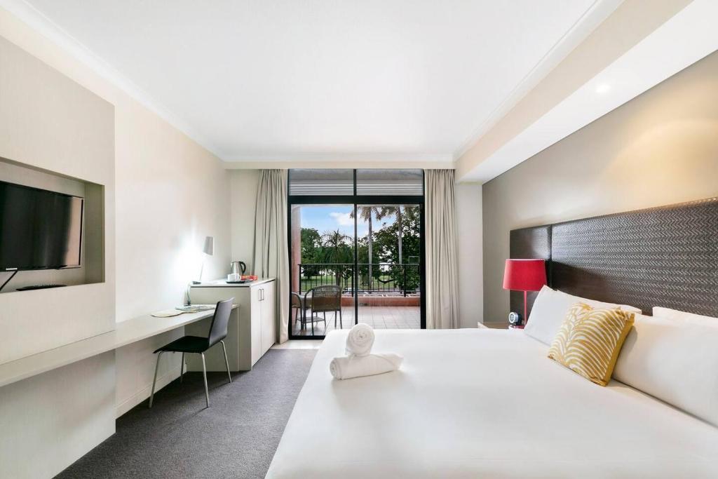 Postel nebo postele na pokoji v ubytování Darwin Harbourside Escape - Two Adjacent King Suites