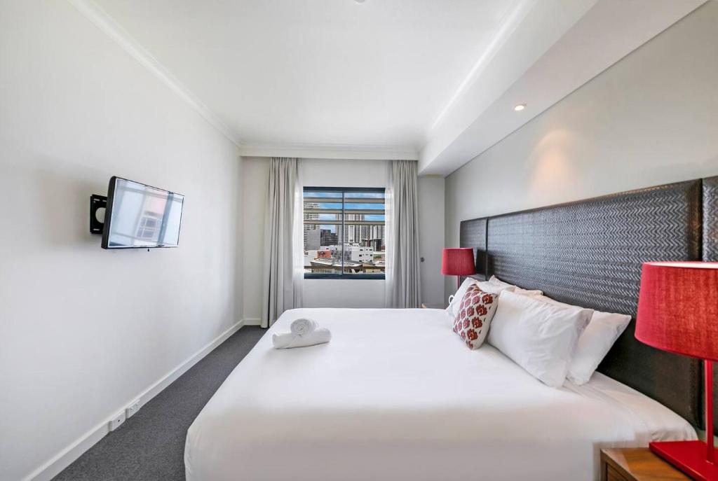 Postel nebo postele na pokoji v ubytování Darwin Harbourside Escape - Two Adjacent King Suites