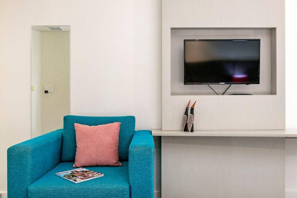 TV a/nebo společenská místnost v ubytování Darwin Harbourside Escape - Two Adjacent King Suites