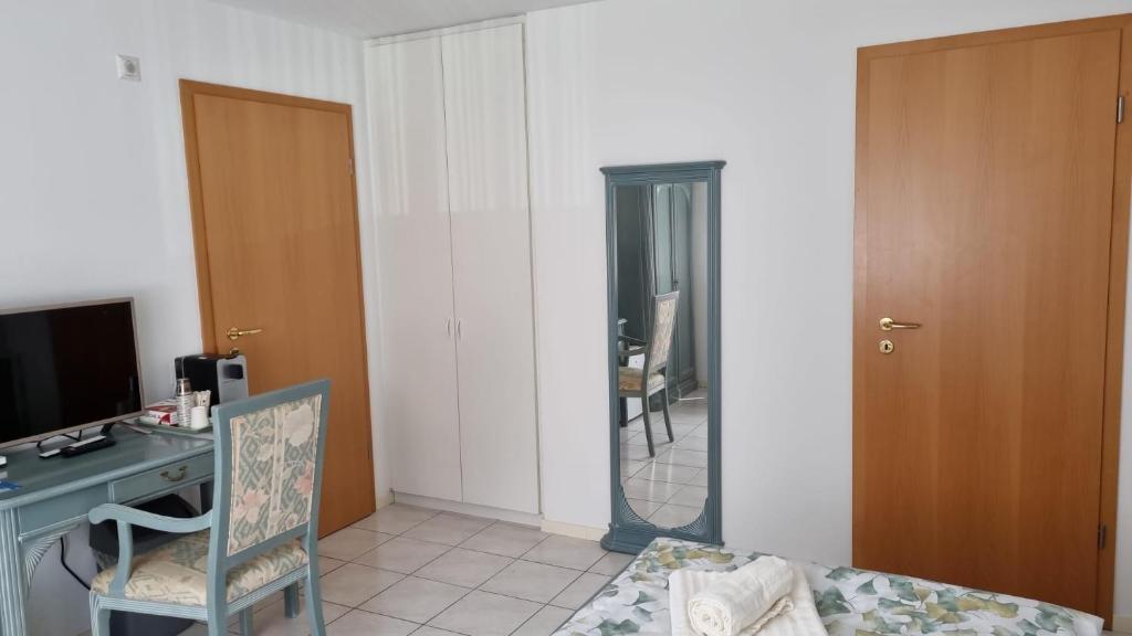 TV a/nebo společenská místnost v ubytování A u r o r a Central Room Climatizzata tra Locarno, Lugano e Bellinzona a 1 minuto FFS