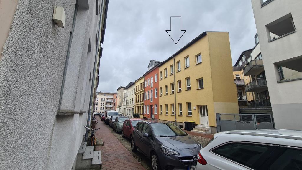 a street with cars parked on the side of a building at Apartments in der Rostocker Innenstadt in Rostock