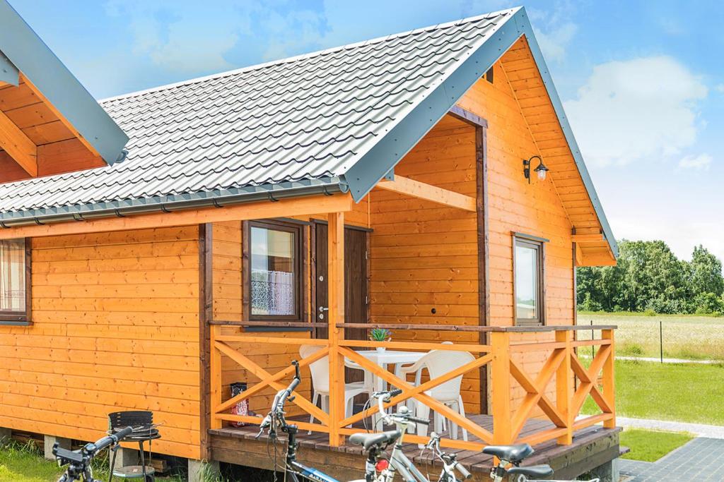 een houten hut met fietsen die buiten geparkeerd staan bij Laguna in Rusinowo