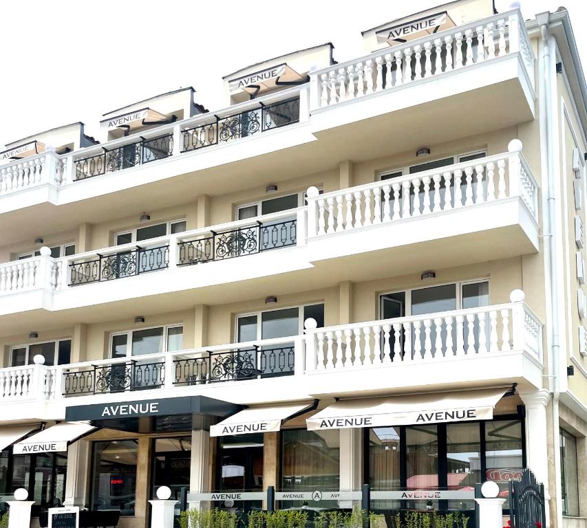uma imagem de um edifício de apartamentos com varandas em Hotel AVENUE em Ravda