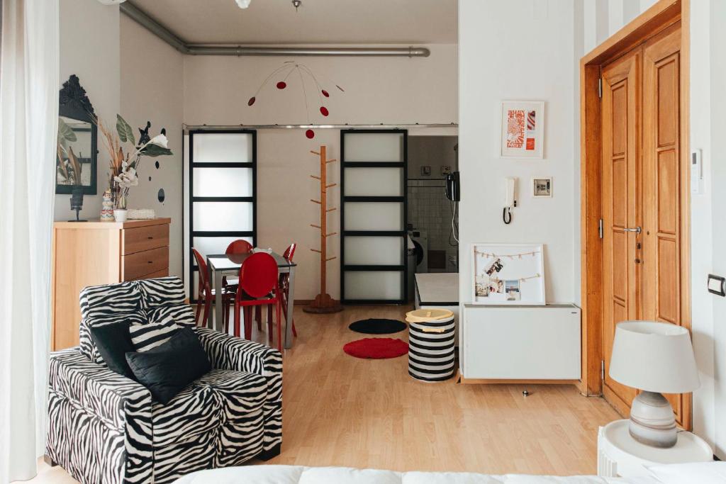 sala de estar con sofá de cebra y mesa en Il Loggione, en Enna