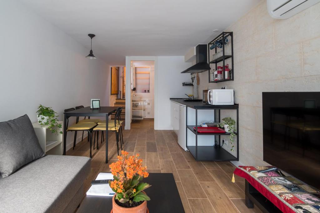sala de estar con sofá y mesa en Amplio apartamento independiente con terraza, en Brunete