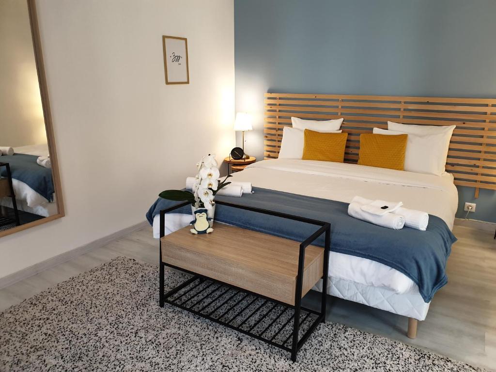 1 dormitorio con 1 cama grande con almohadas amarillas en Le Terramon - Appartement 4 personnes, en Orbey