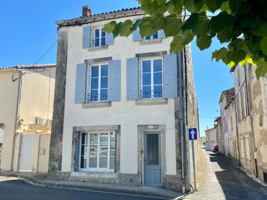Town house Aulnay, walk to bars/restaurants - Housity