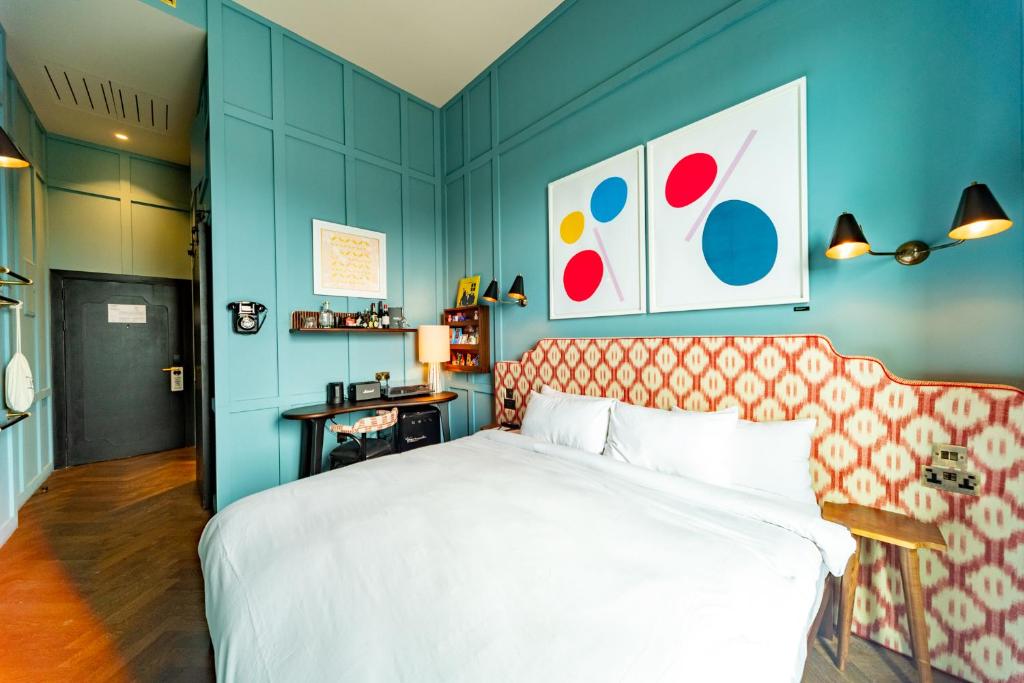 1 dormitorio con 1 cama blanca y paredes azules en The Dean Galway, en Galway