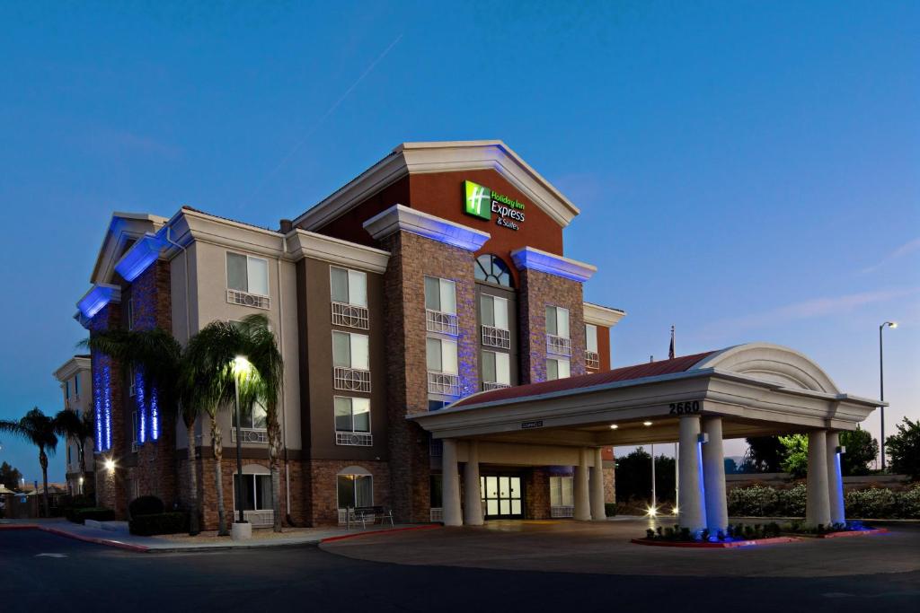 un edificio de hotel con un cenador frente a él en Holiday Inn Express Fresno South, an IHG Hotel en Fresno