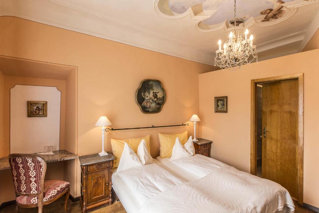 Postel nebo postele na pokoji v ubytování Swiss Historic & Garten Hotel Villa Carona