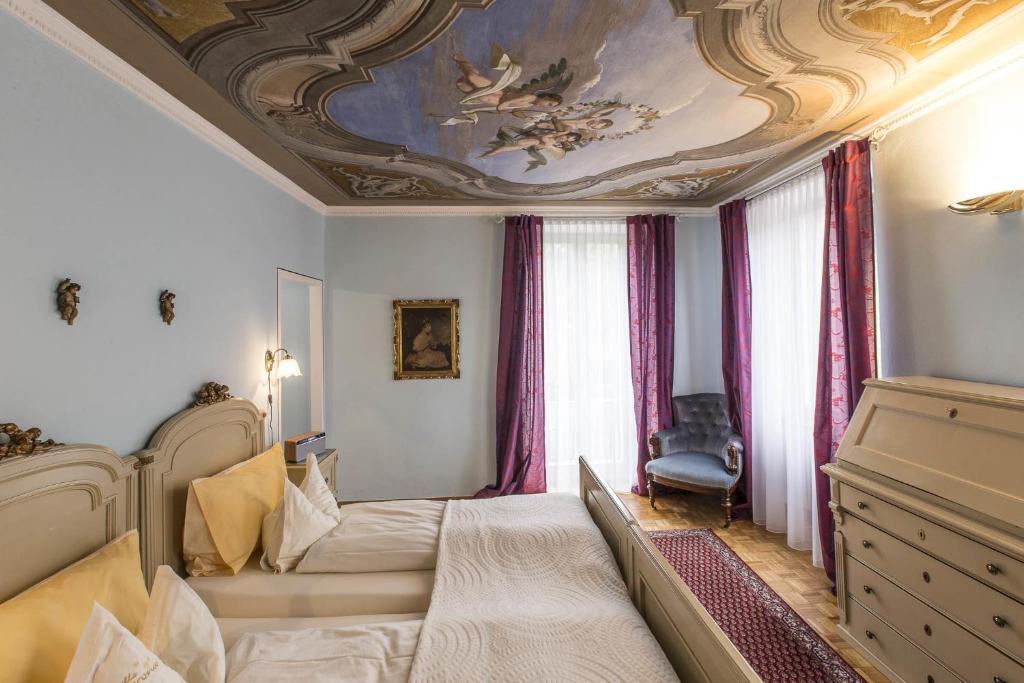 Postel nebo postele na pokoji v ubytování Swiss Historic & Garten Hotel Villa Carona