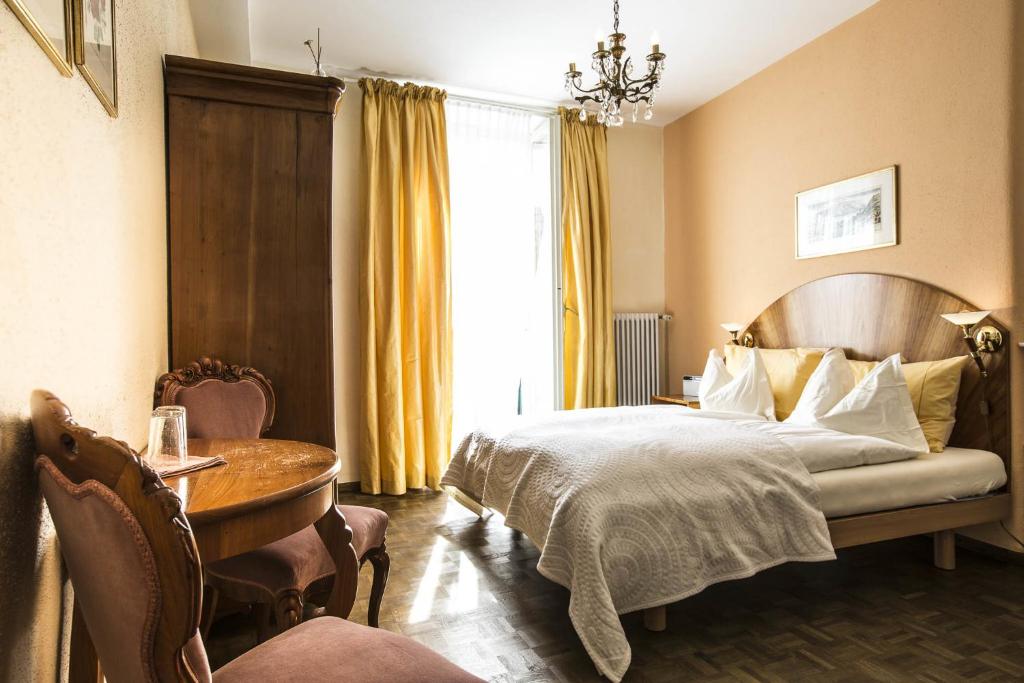 Postel nebo postele na pokoji v ubytování Swiss Historic & Garten Hotel Villa Carona