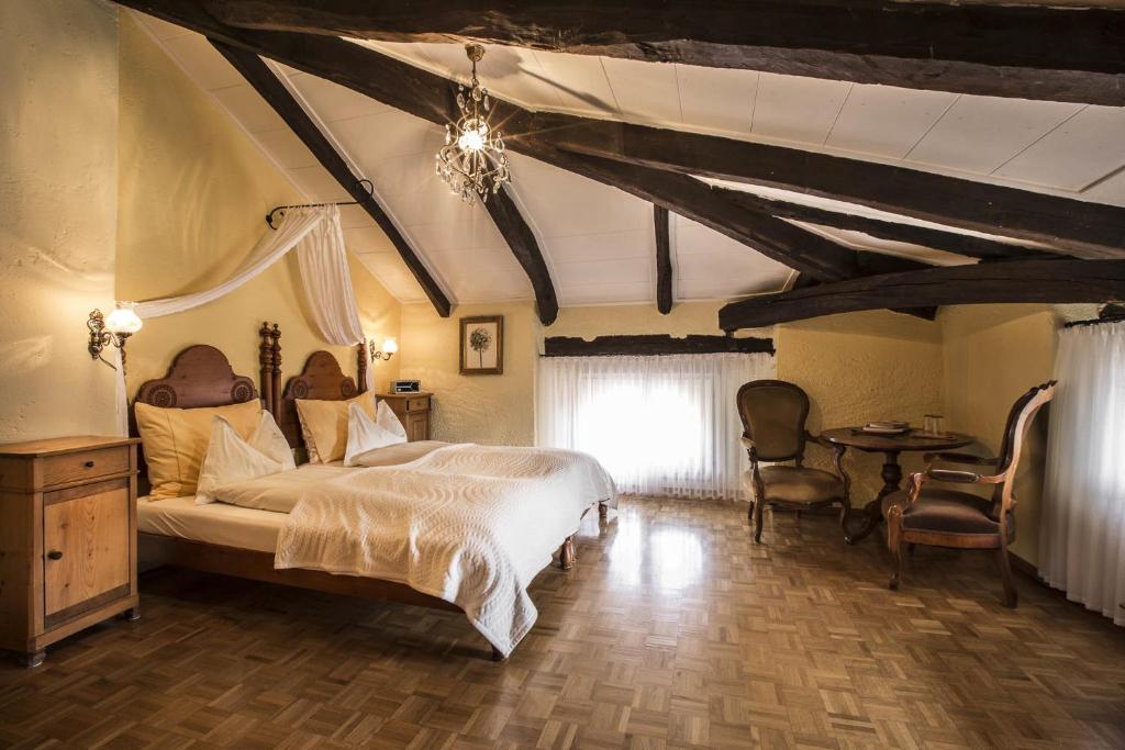 Postel nebo postele na pokoji v ubytování Swiss Historic & Garten Hotel Villa Carona