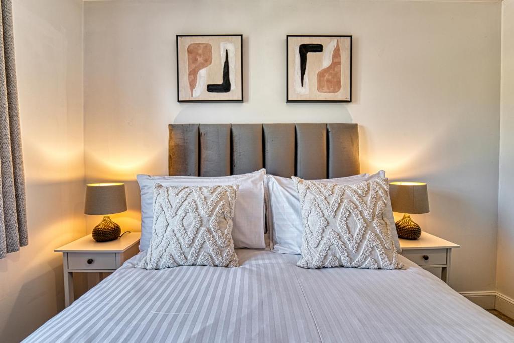 - une chambre avec un lit avec des oreillers et 2 lampes dans l'établissement Guest Homes - Walkers Lane House, à Worcester