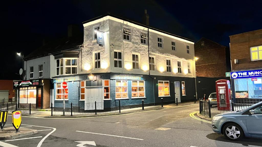 um edifício na esquina de uma rua à noite em The Hoptimist em Stockton-on-Tees