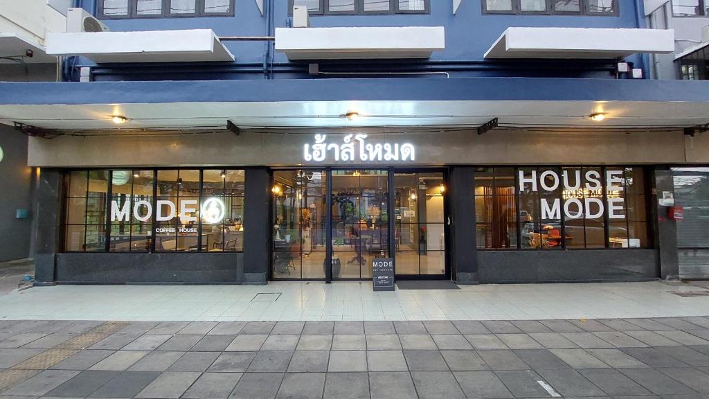 una tienda frente a un edificio con una tienda hecha en casa en HOUSEMODE - BAANYAI @ Wongwian Yai, en Bangkok