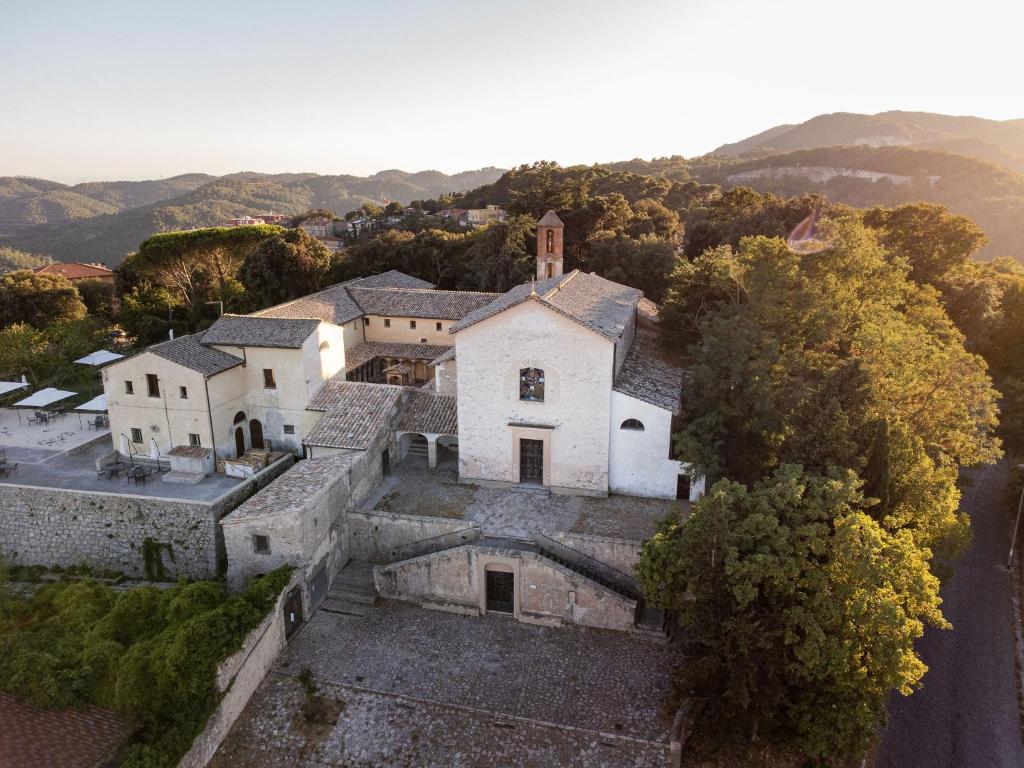 - une vue aérienne sur une grande maison blanche dans l'établissement Convento dei Cappuccini, à Tolfa