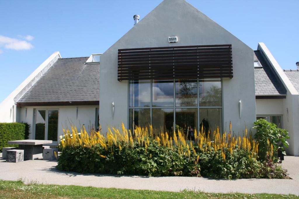 una casa con un ramo de flores delante de ella en Wildings Ardcavan en Wexford