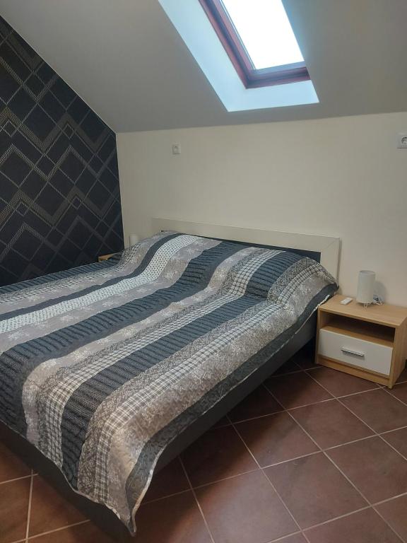Łóżko lub łóżka w pokoju w obiekcie Anikó Szállás Baja