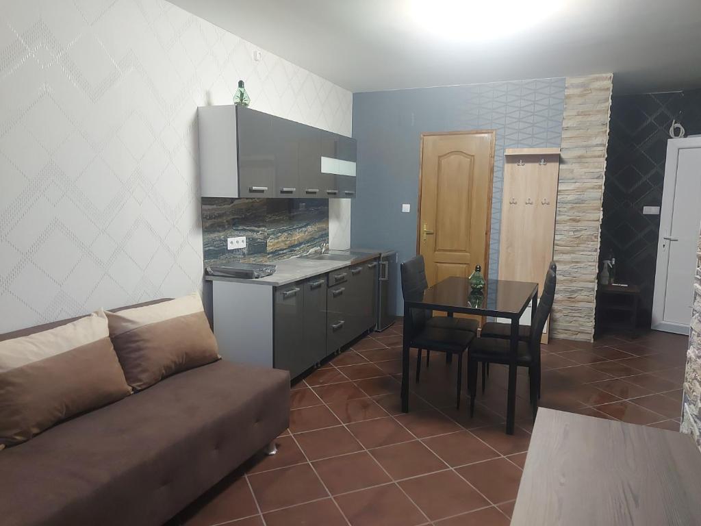Kuchnia lub aneks kuchenny w obiekcie Anikó Szállás Baja