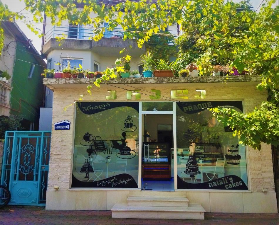 ein Geschäft vor einem Gebäude mit Fenster in der Unterkunft Shapatava ApartHotel in Batumi