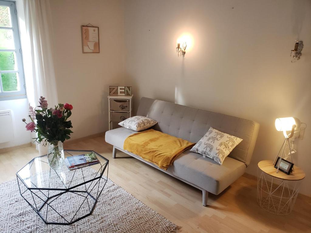 sala de estar con sofá y mesa en Appartement FONTARRABIE, en Saint-Jacques