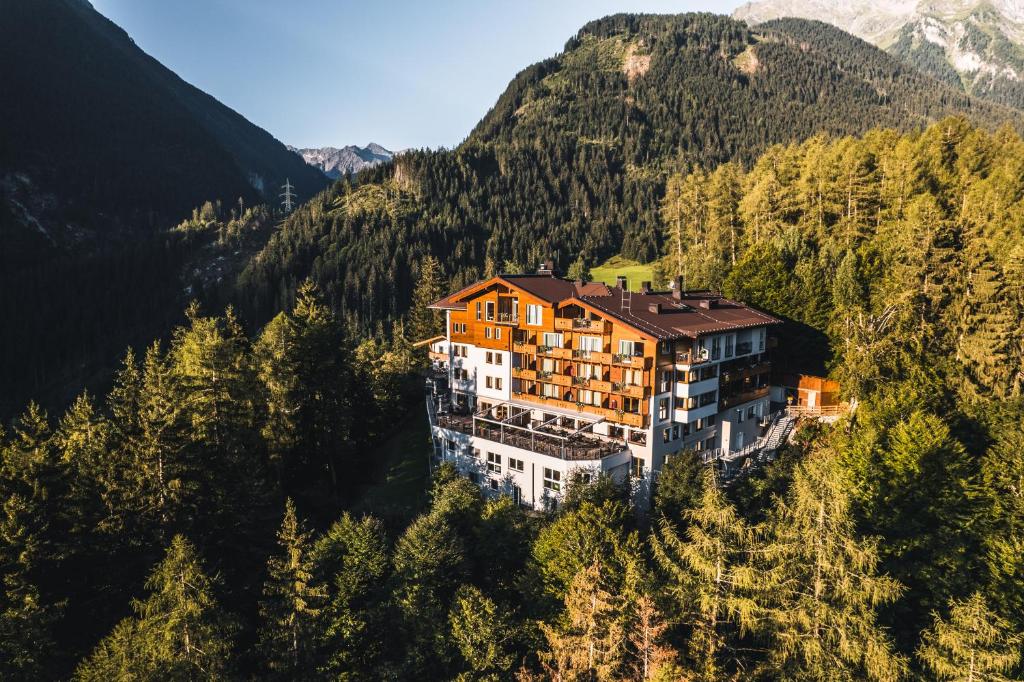 ein Haus inmitten eines Berges in der Unterkunft die Aussicht in Finkenberg