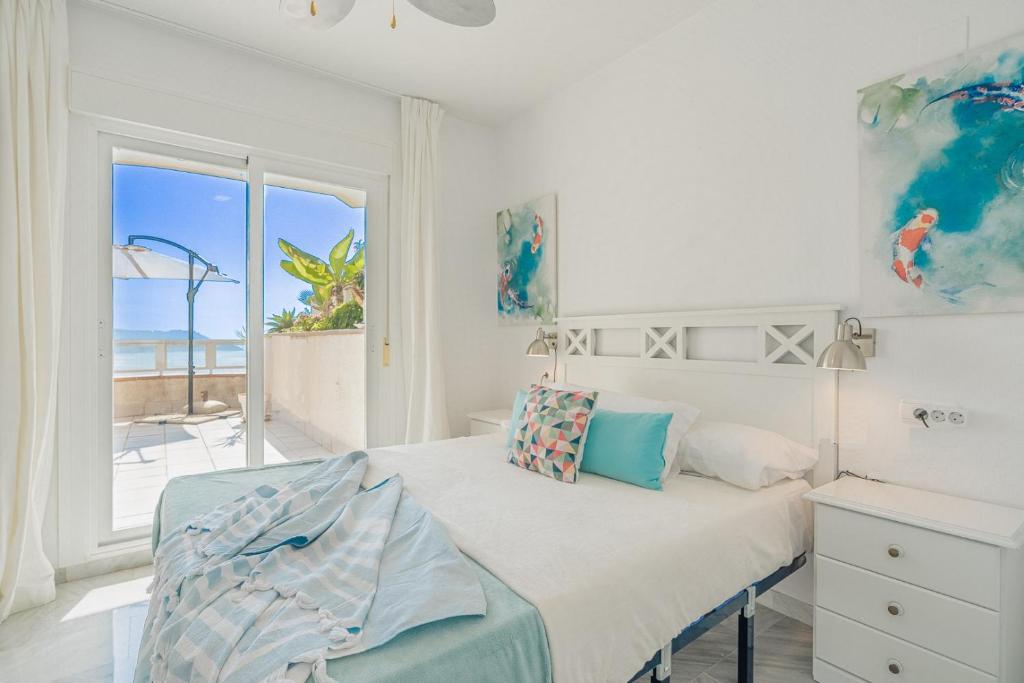 Ένα ή περισσότερα κρεβάτια σε δωμάτιο στο Coral Paradise Apartment with Swimming Pool