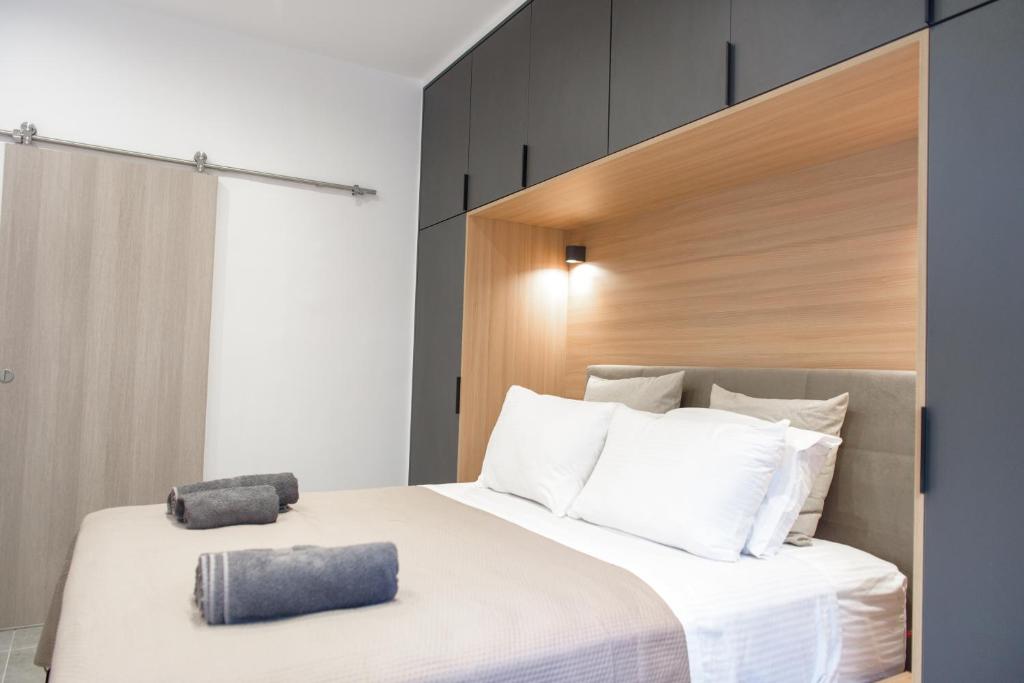 um quarto com uma cama grande com duas almofadas em L apartment2 em Atenas