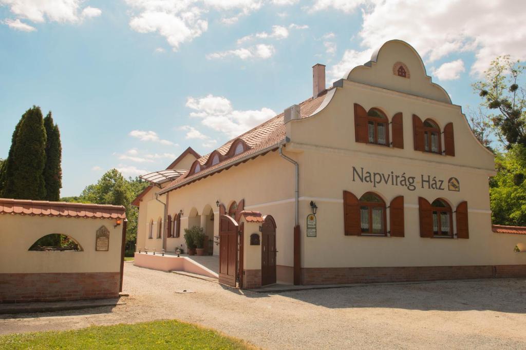 ein Gebäude mit einem Schild, auf dem steht, in der Unterkunft Napvirág-Ház in Zsira