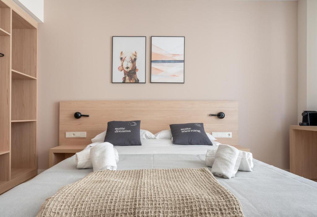 una camera da letto con un grande letto con due cuscini di limehome Barcelona Carrer de Besalú 82 a Barcellona