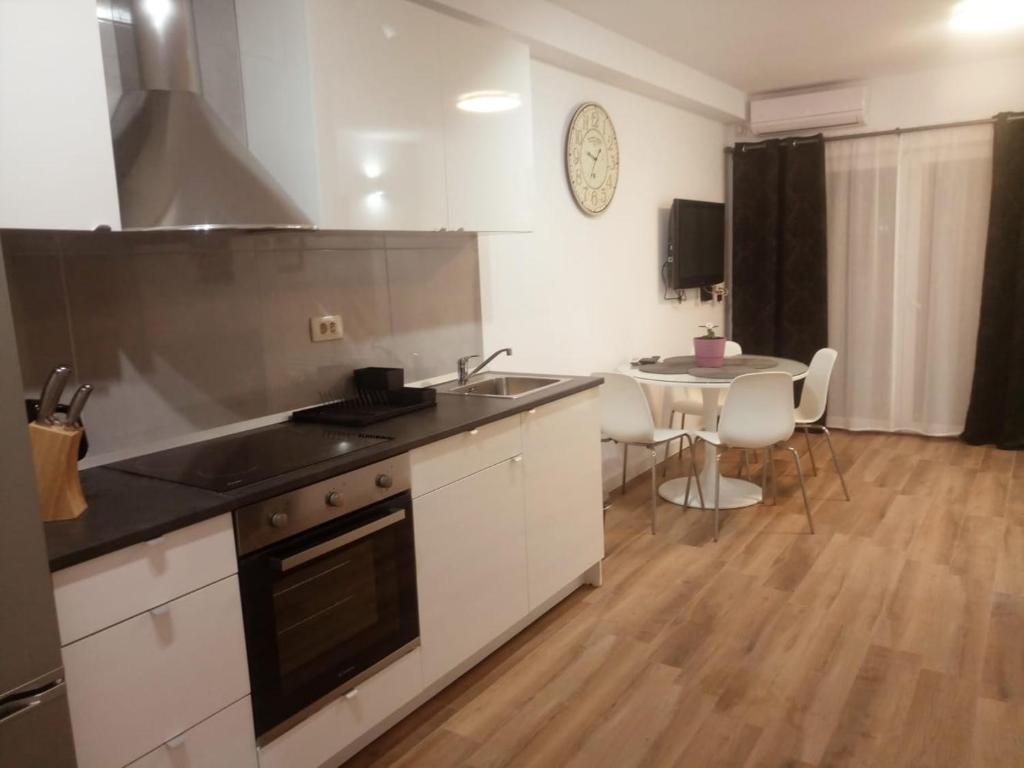 Kuchyň nebo kuchyňský kout v ubytování APARTMANI KUJUNDŽIĆ