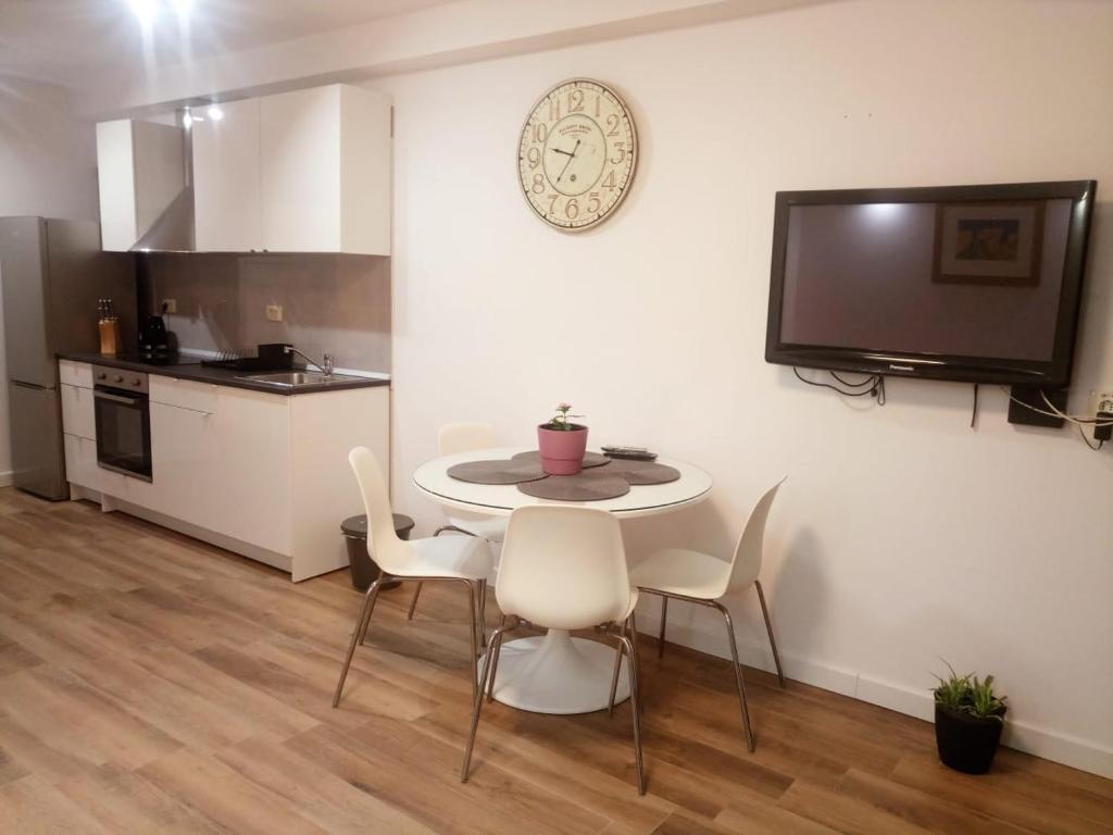 Kuchyň nebo kuchyňský kout v ubytování APARTMANI KUJUNDŽIĆ