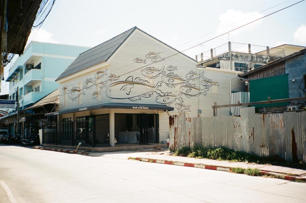 芭堤雅市中心Tali-Yailai Hostel的侧面有绘画的建筑物
