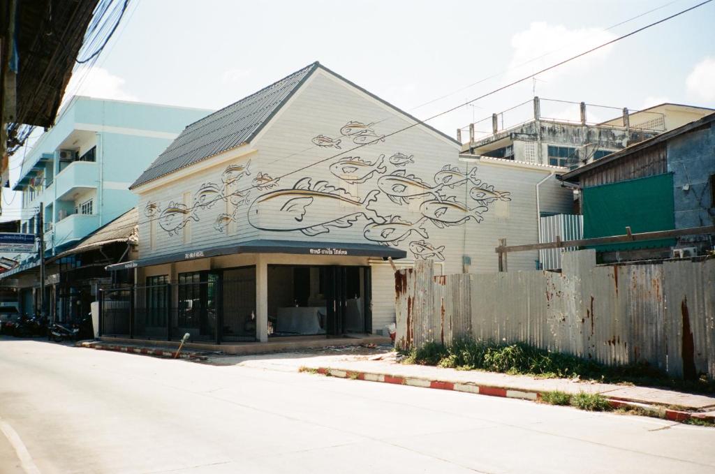 a building with a painting on the side of it at Tali-Yailai Hostel in Pattaya