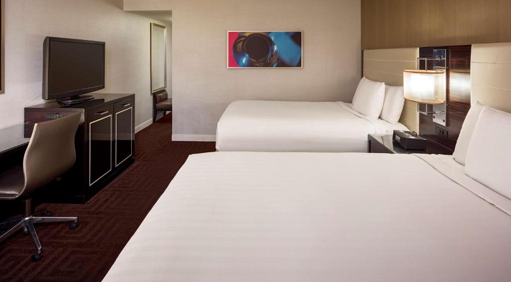 Hyatt Regency New Orleans - Комната королевы с двумя кроватями королевы и доступным душем - доступ по инвалидности